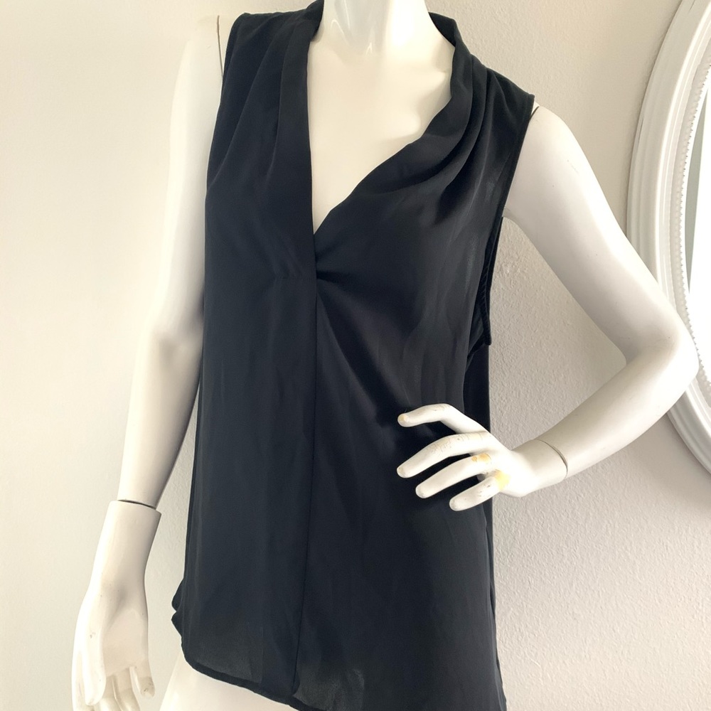 Vince Camuto sleeveless v-neck black blouse L